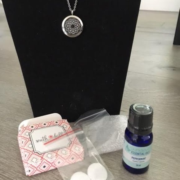 Essential oil locket necklace and Peppermint oil - Picture 1 of 1